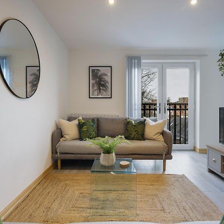 Large, Newly Renovated, Three Bedroom Town Centre Split Level Apartment With Free Parking, Sleeps Seven - Walking Distance To Beach Bournemouth Esterno foto
