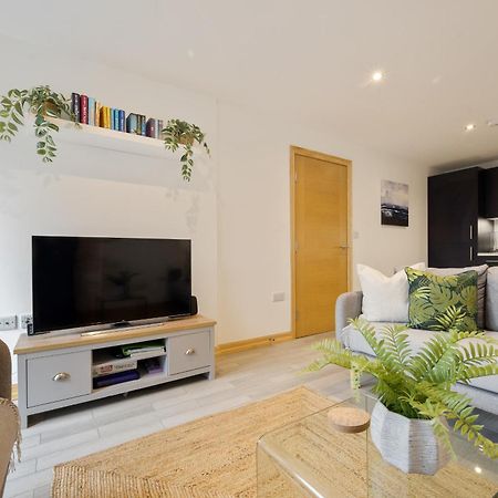 Large, Newly Renovated, Three Bedroom Town Centre Split Level Apartment With Free Parking, Sleeps Seven - Walking Distance To Beach Bournemouth Esterno foto
