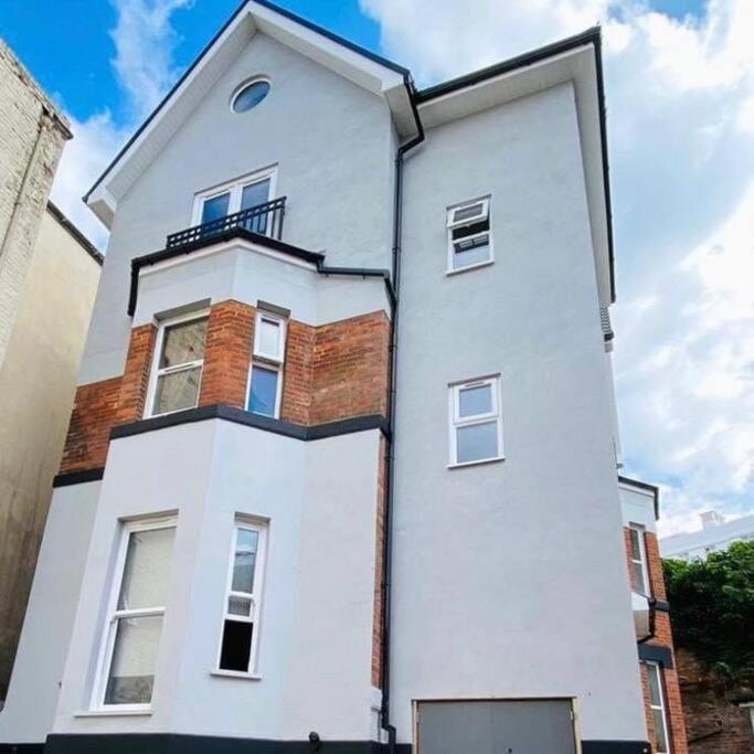 Large, Newly Renovated, Three Bedroom Town Centre Split Level Apartment With Free Parking, Sleeps Seven - Walking Distance To Beach Bournemouth Esterno foto