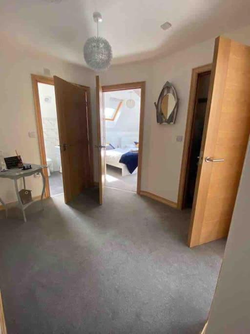 Large, Newly Renovated, Three Bedroom Town Centre Split Level Apartment With Free Parking, Sleeps Seven - Walking Distance To Beach Bournemouth Esterno foto