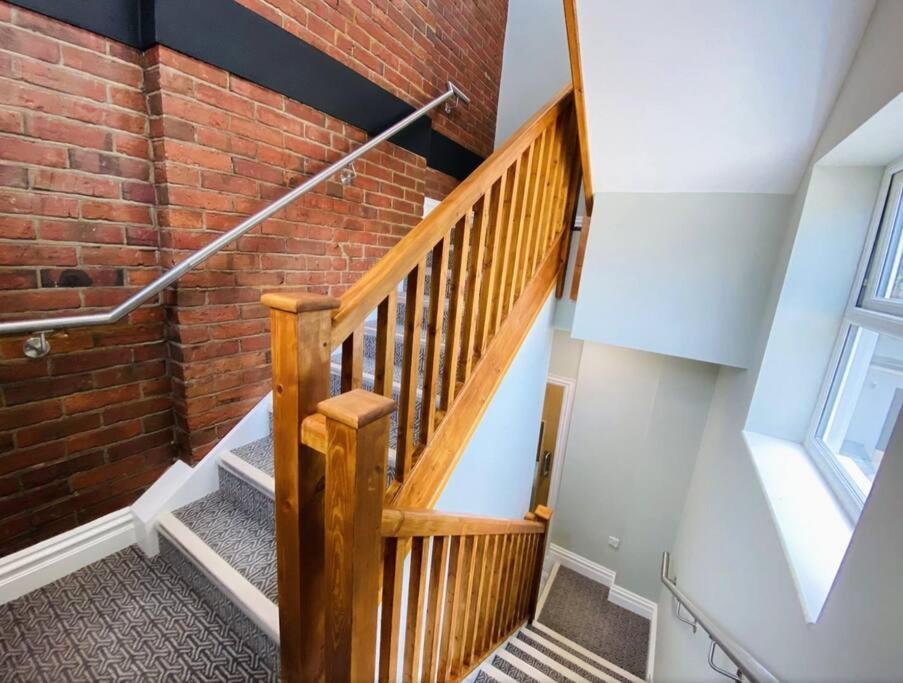 Large, Newly Renovated, Three Bedroom Town Centre Split Level Apartment With Free Parking, Sleeps Seven - Walking Distance To Beach Bournemouth Esterno foto