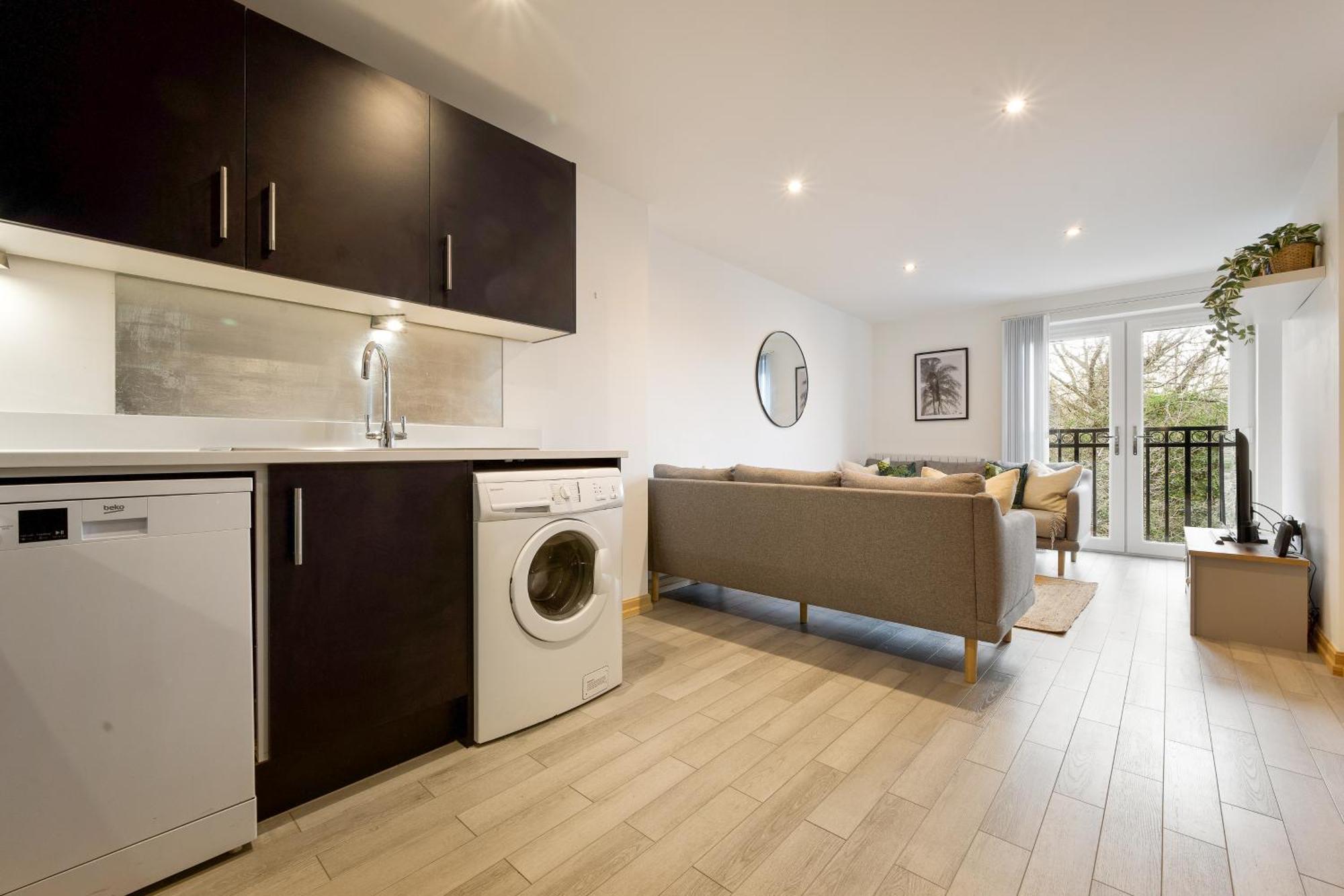 Large, Newly Renovated, Three Bedroom Town Centre Split Level Apartment With Free Parking, Sleeps Seven - Walking Distance To Beach Bournemouth Esterno foto