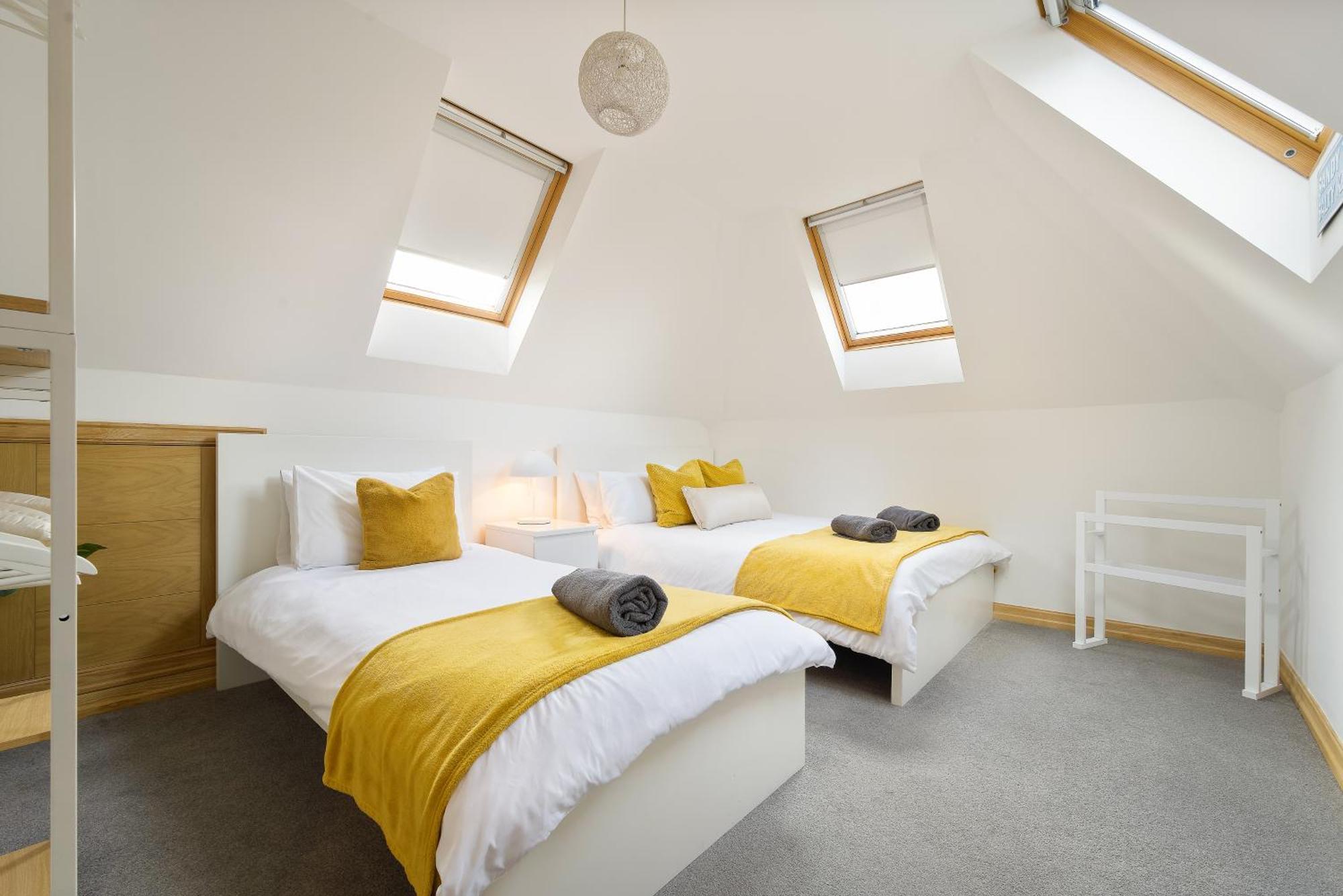 Large, Newly Renovated, Three Bedroom Town Centre Split Level Apartment With Free Parking, Sleeps Seven - Walking Distance To Beach Bournemouth Esterno foto
