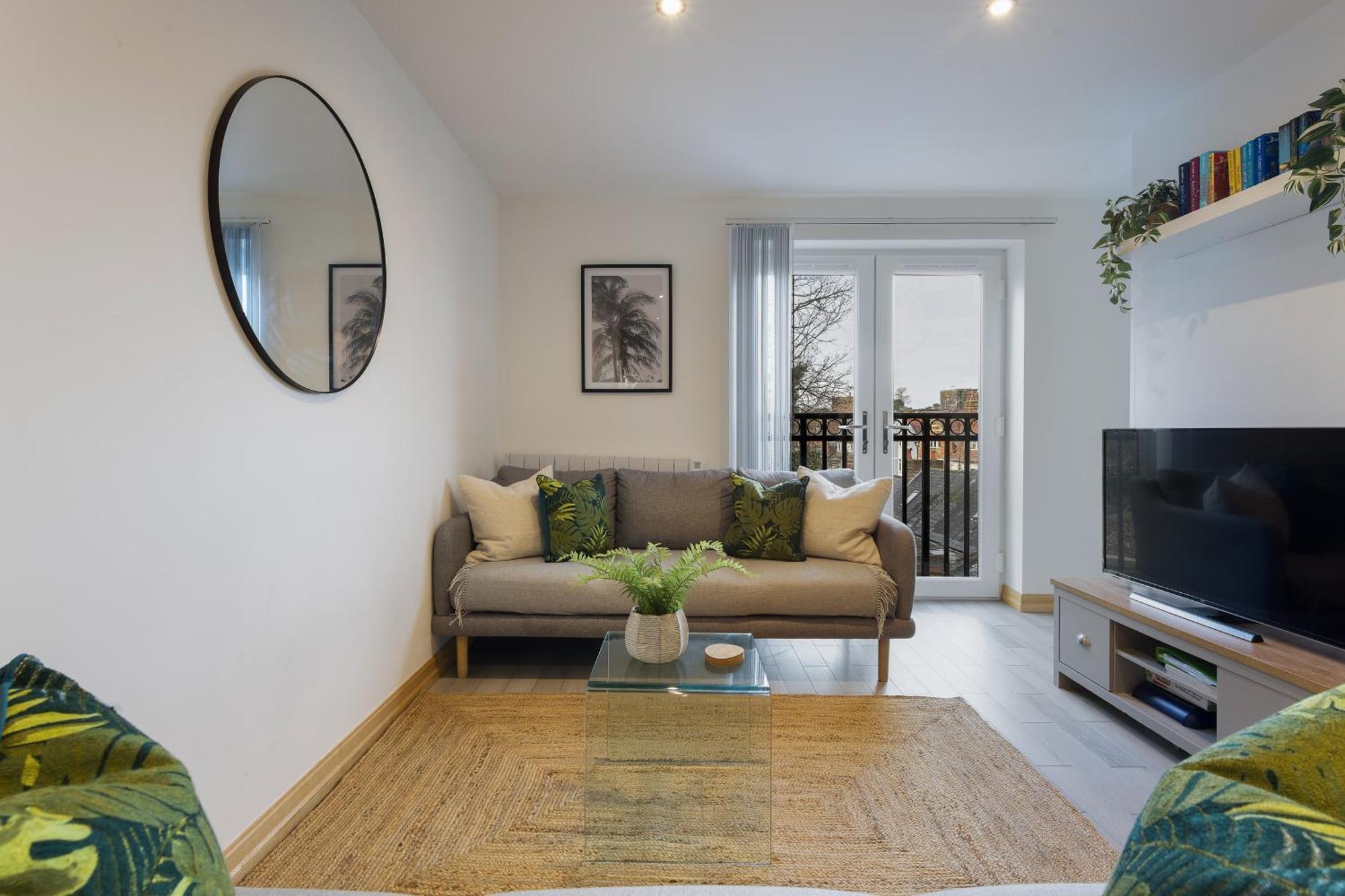 Large, Newly Renovated, Three Bedroom Town Centre Split Level Apartment With Free Parking, Sleeps Seven - Walking Distance To Beach Bournemouth Esterno foto