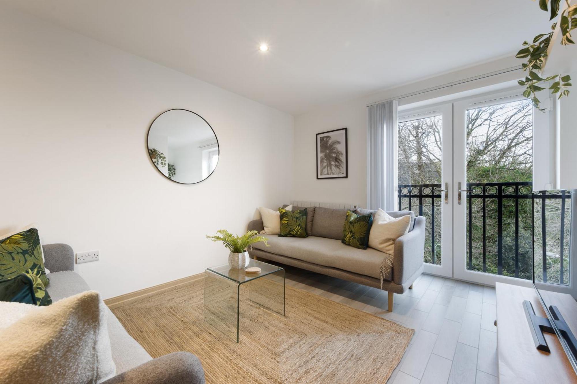 Large, Newly Renovated, Three Bedroom Town Centre Split Level Apartment With Free Parking, Sleeps Seven - Walking Distance To Beach Bournemouth Esterno foto