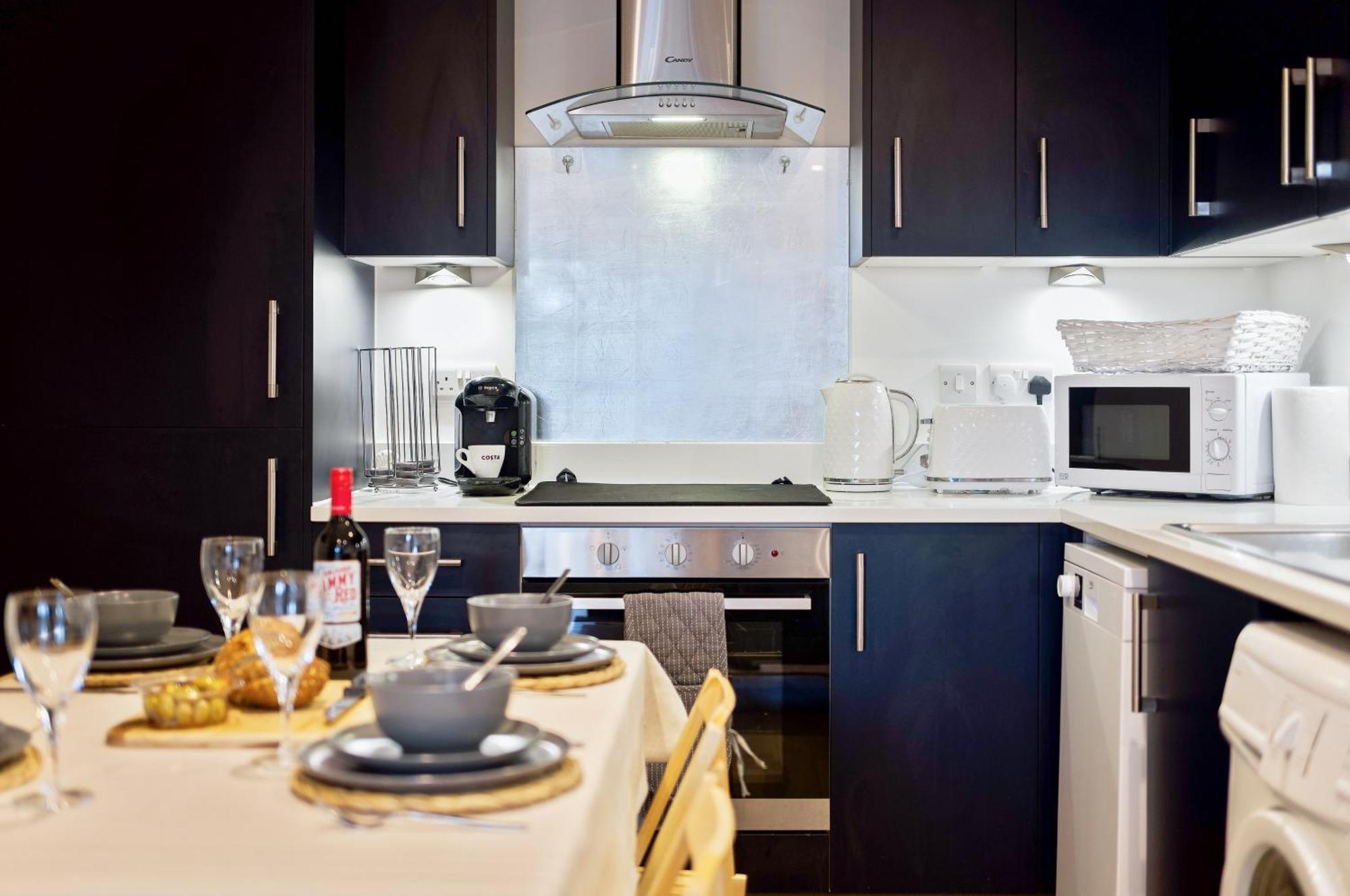 Large, Newly Renovated, Three Bedroom Town Centre Split Level Apartment With Free Parking, Sleeps Seven - Walking Distance To Beach Bournemouth Esterno foto