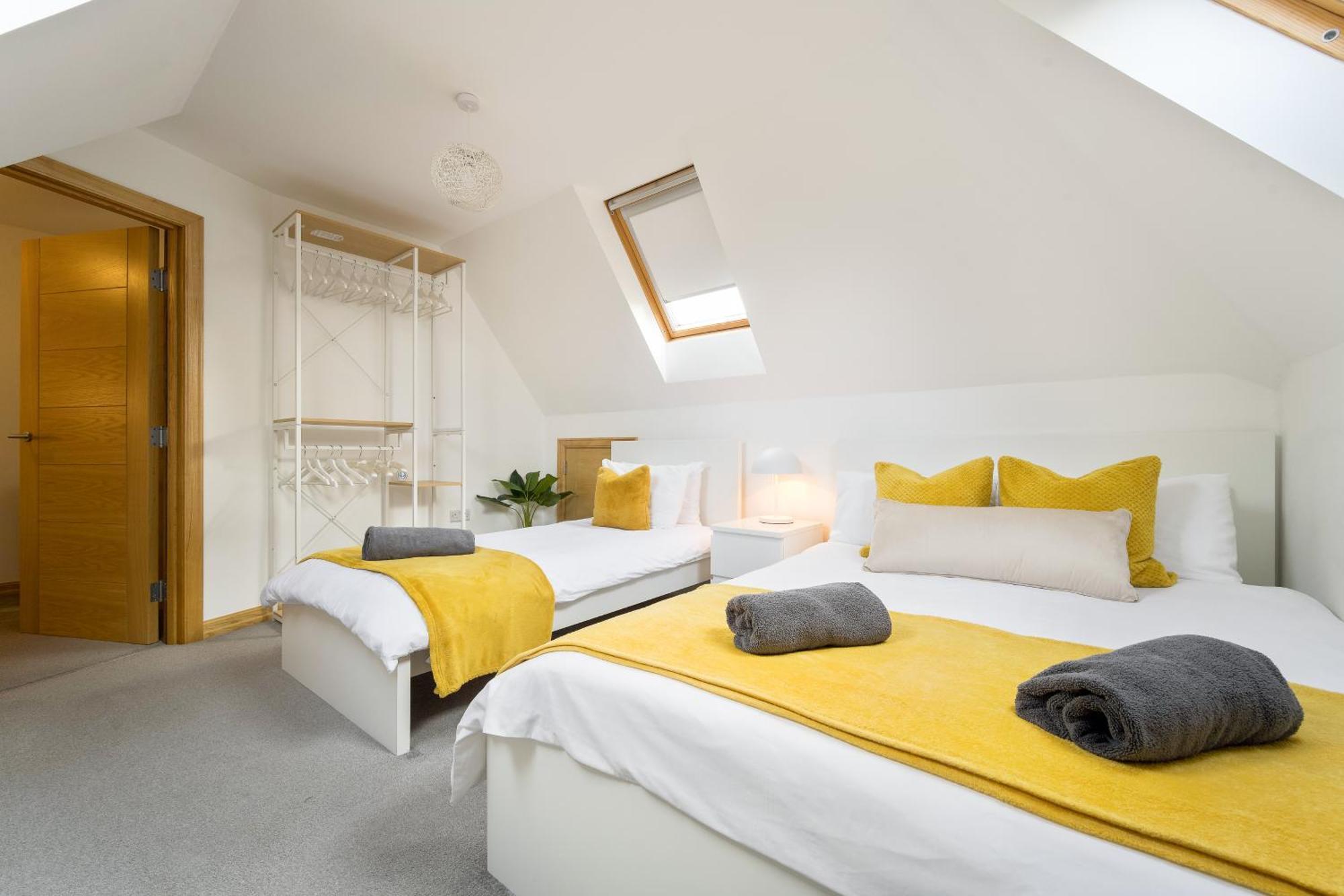 Large, Newly Renovated, Three Bedroom Town Centre Split Level Apartment With Free Parking, Sleeps Seven - Walking Distance To Beach Bournemouth Esterno foto