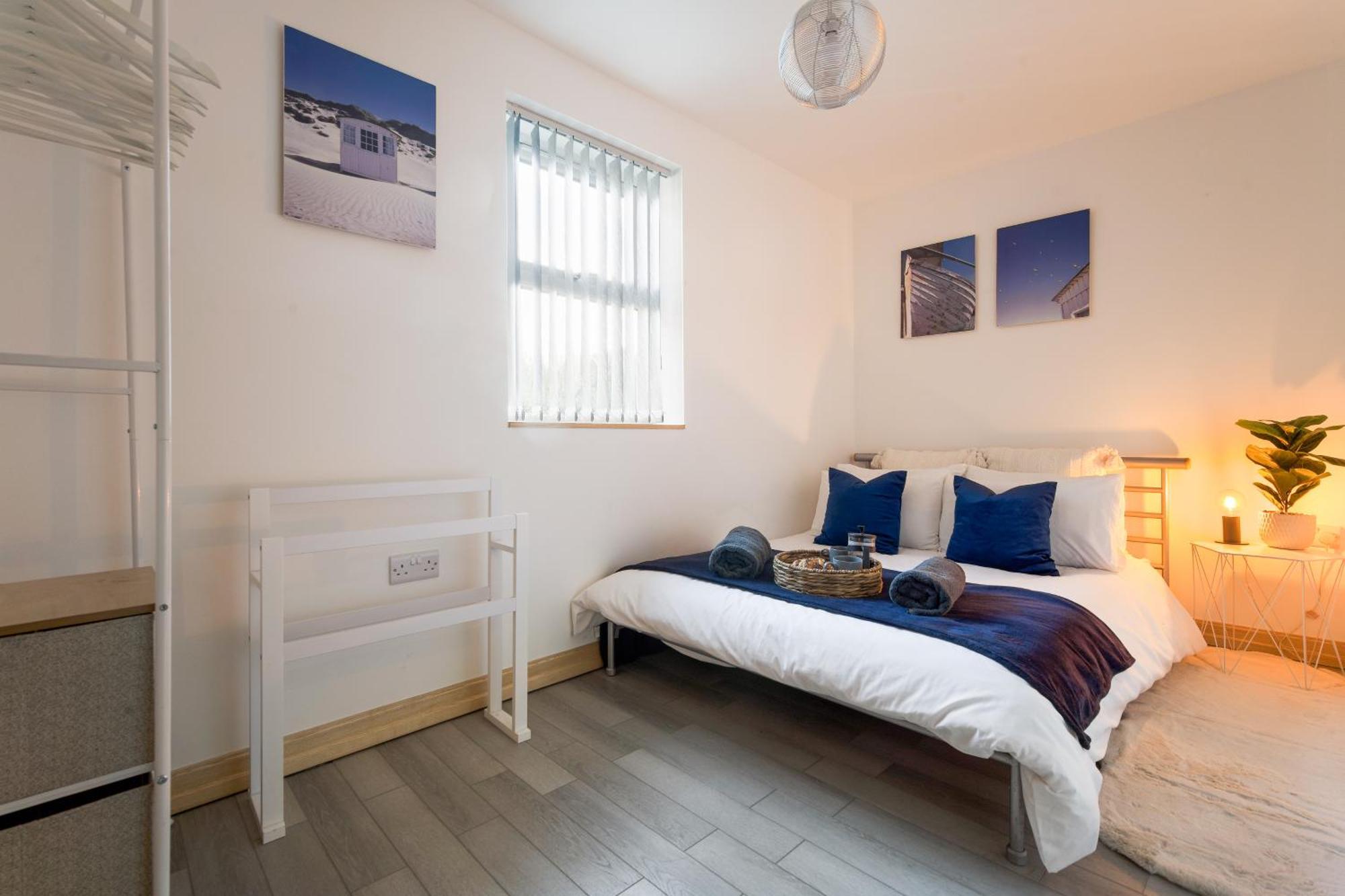 Large, Newly Renovated, Three Bedroom Town Centre Split Level Apartment With Free Parking, Sleeps Seven - Walking Distance To Beach Bournemouth Esterno foto