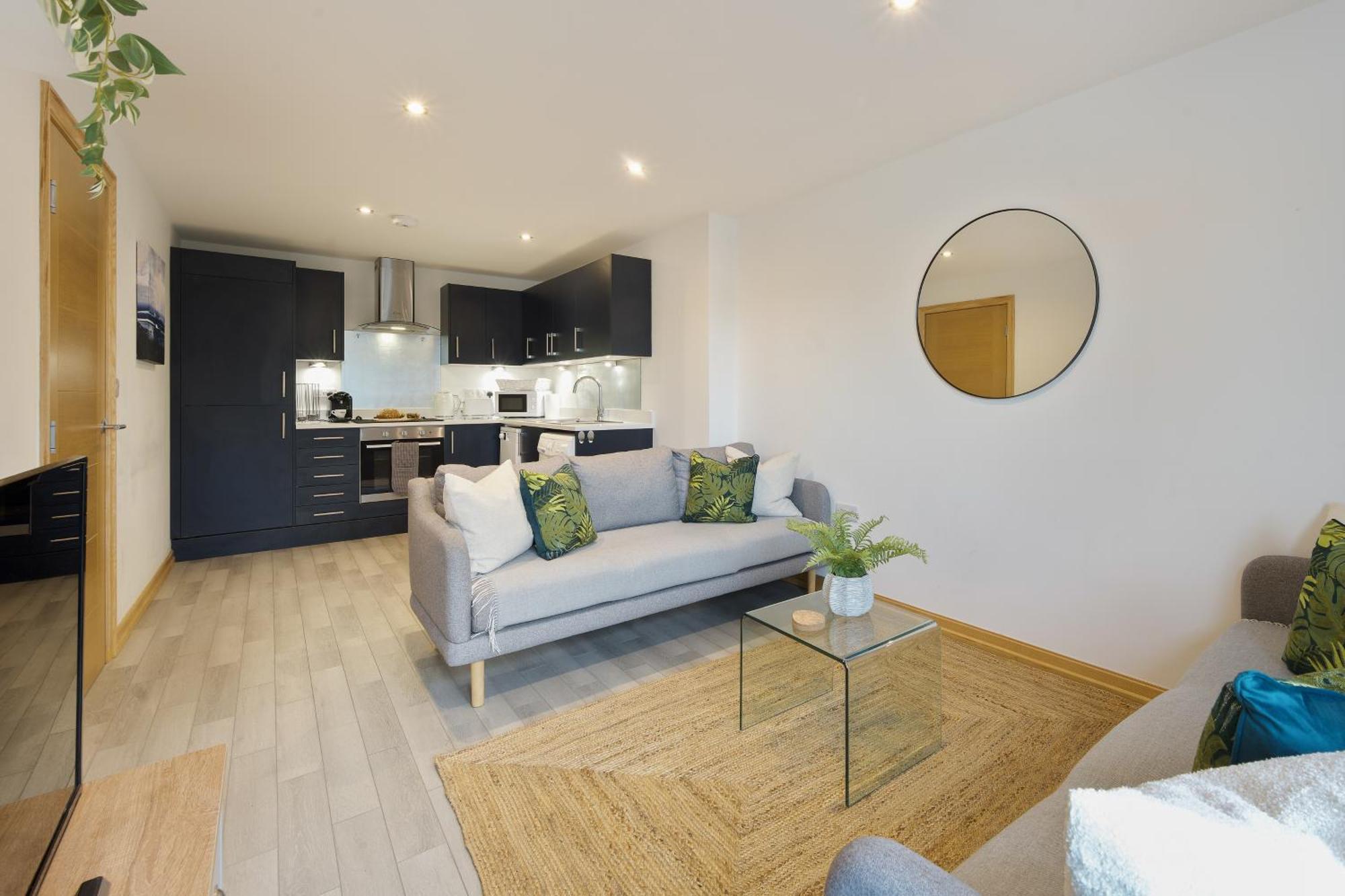 Large, Newly Renovated, Three Bedroom Town Centre Split Level Apartment With Free Parking, Sleeps Seven - Walking Distance To Beach Bournemouth Esterno foto