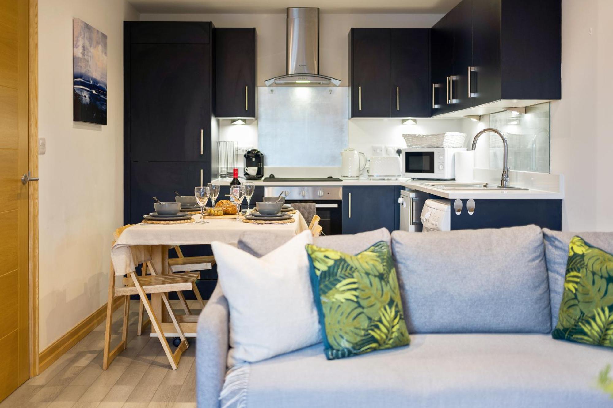 Large, Newly Renovated, Three Bedroom Town Centre Split Level Apartment With Free Parking, Sleeps Seven - Walking Distance To Beach Bournemouth Esterno foto
