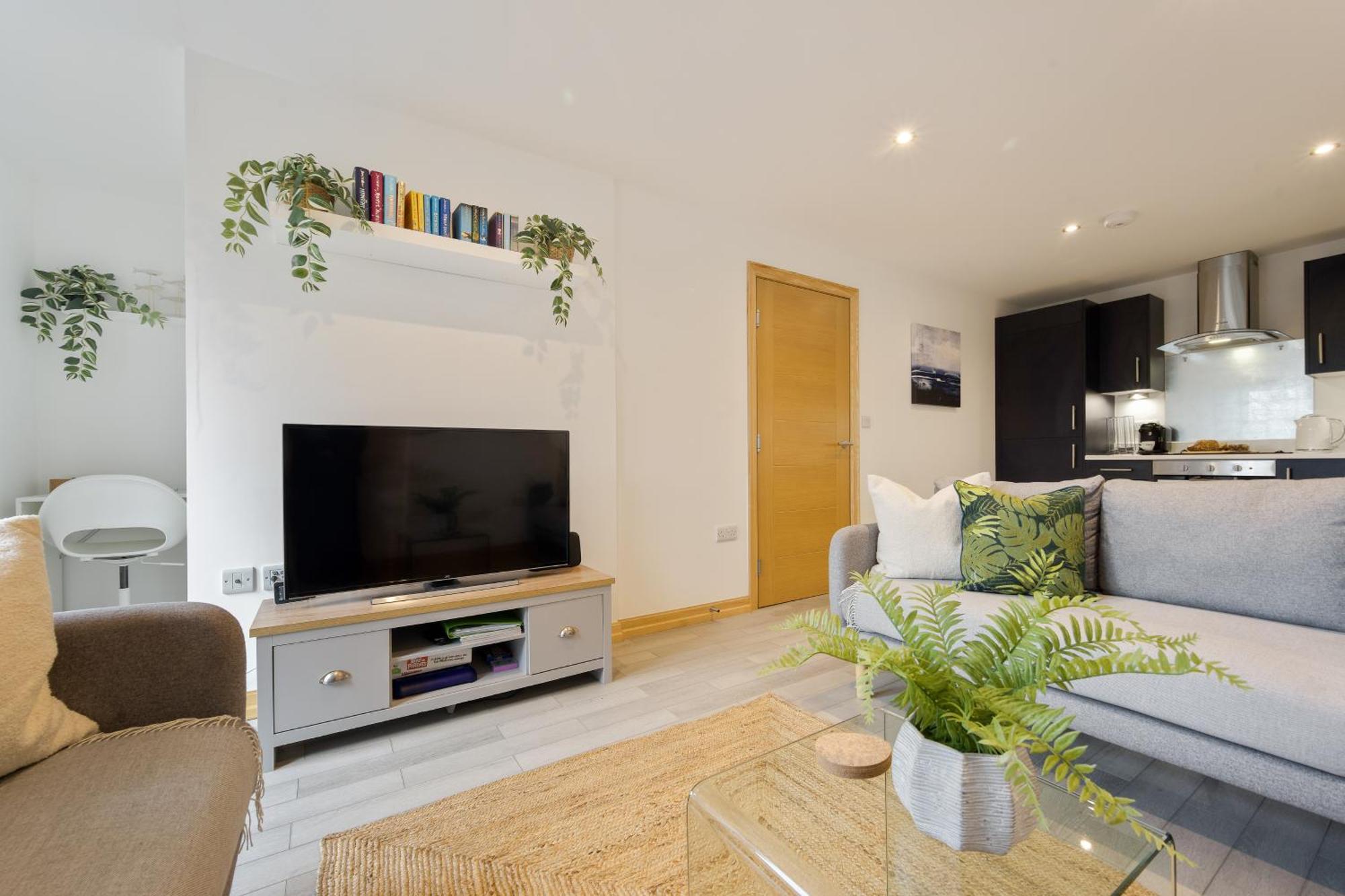 Large, Newly Renovated, Three Bedroom Town Centre Split Level Apartment With Free Parking, Sleeps Seven - Walking Distance To Beach Bournemouth Esterno foto