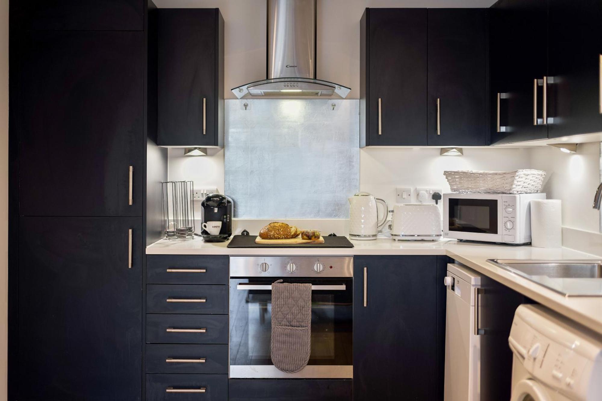 Large, Newly Renovated, Three Bedroom Town Centre Split Level Apartment With Free Parking, Sleeps Seven - Walking Distance To Beach Bournemouth Esterno foto