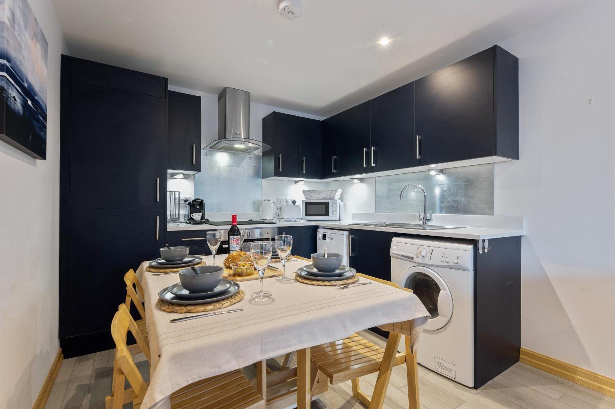 Large, Newly Renovated, Three Bedroom Town Centre Split Level Apartment With Free Parking, Sleeps Seven - Walking Distance To Beach Bournemouth Esterno foto