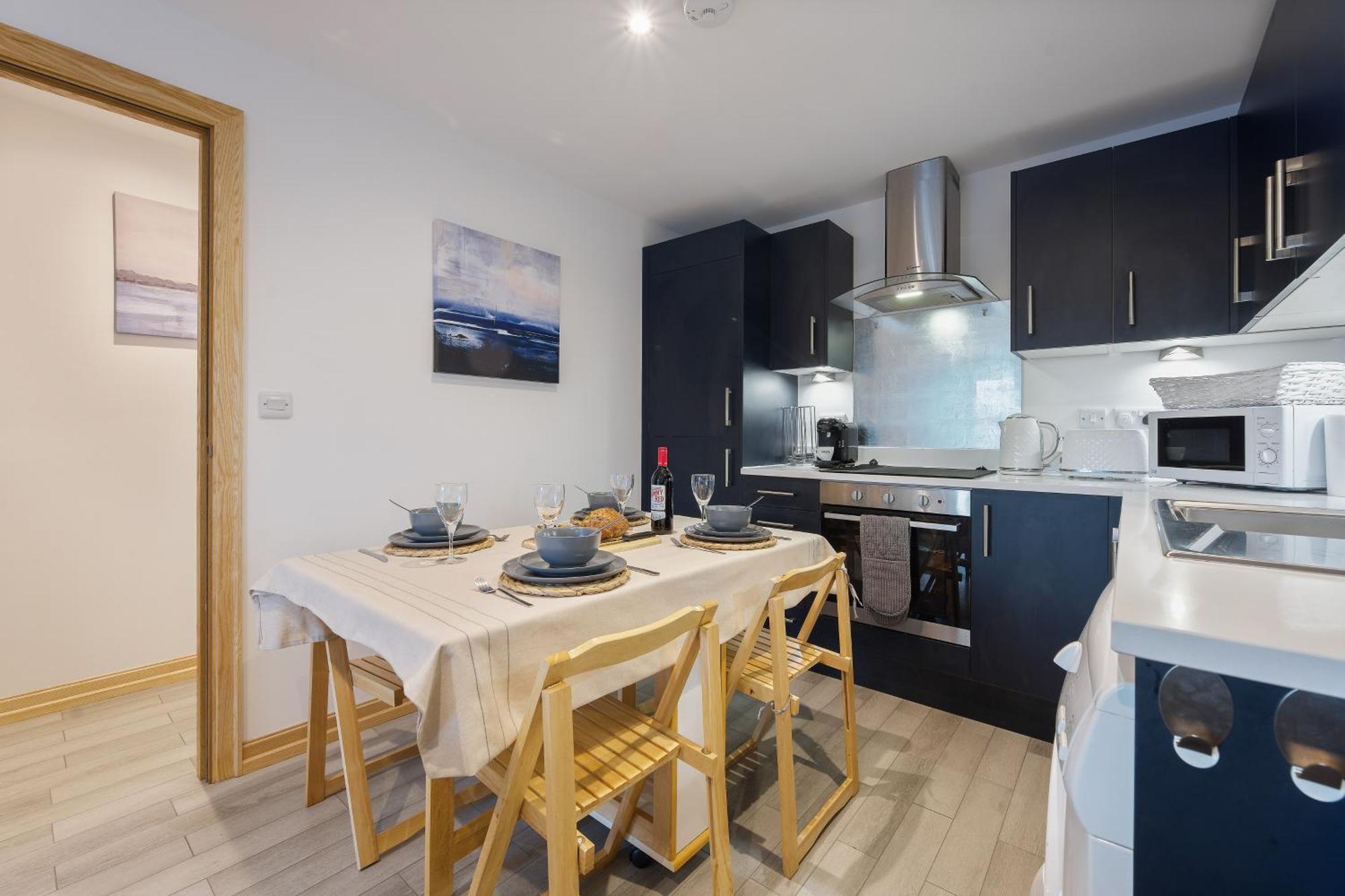 Large, Newly Renovated, Three Bedroom Town Centre Split Level Apartment With Free Parking, Sleeps Seven - Walking Distance To Beach Bournemouth Esterno foto