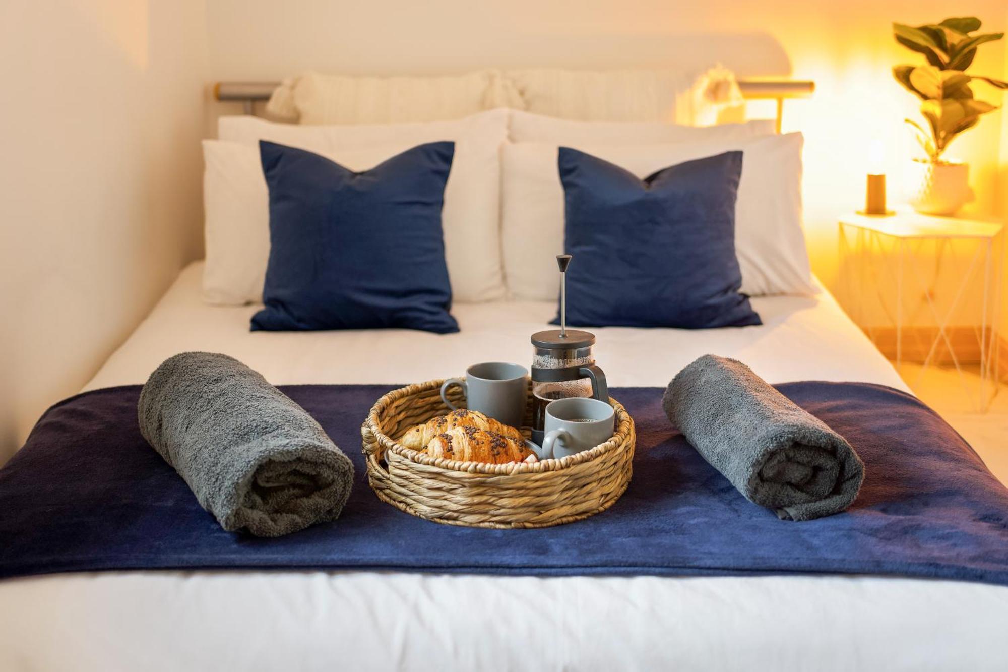 Large, Newly Renovated, Three Bedroom Town Centre Split Level Apartment With Free Parking, Sleeps Seven - Walking Distance To Beach Bournemouth Esterno foto