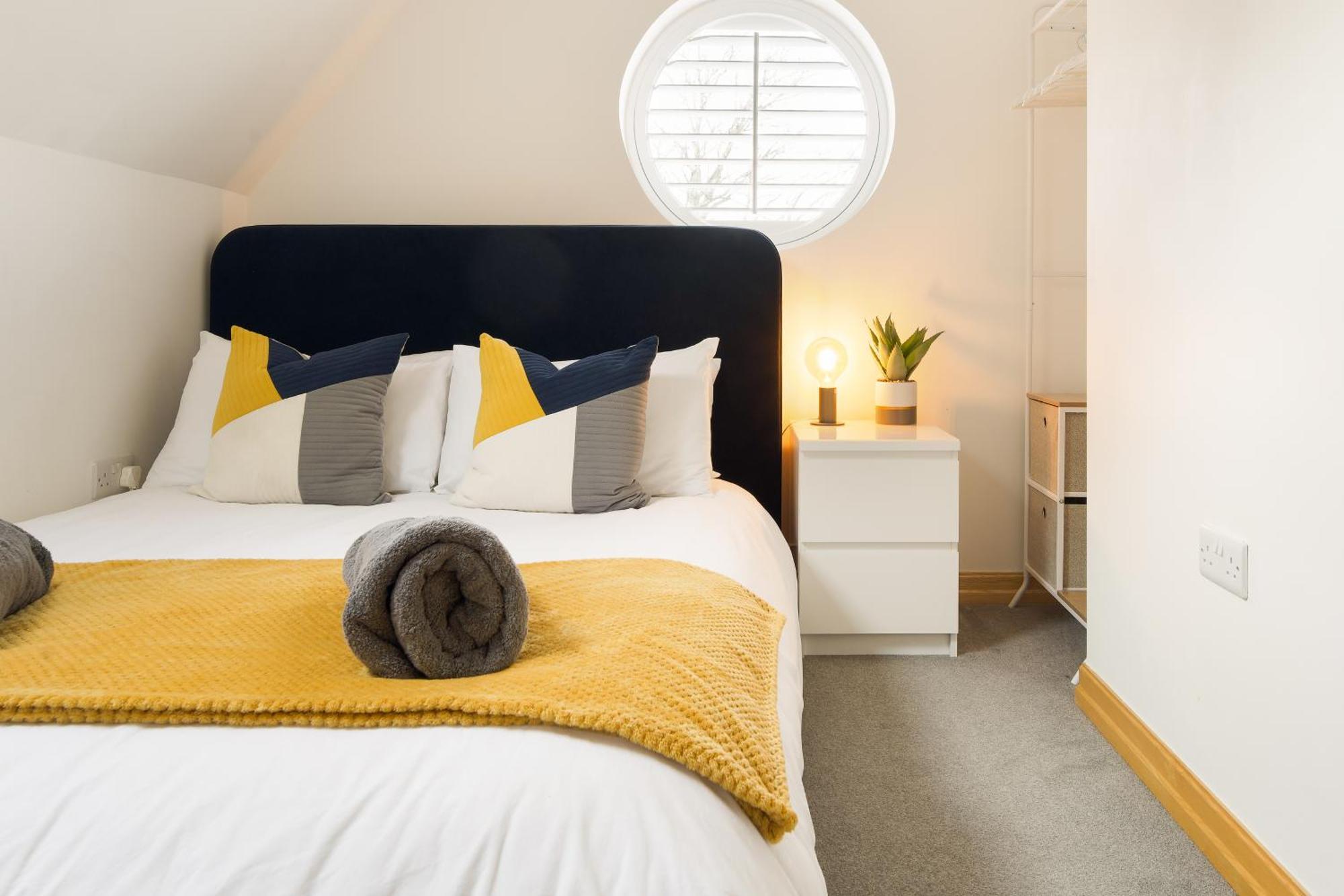 Large, Newly Renovated, Three Bedroom Town Centre Split Level Apartment With Free Parking, Sleeps Seven - Walking Distance To Beach Bournemouth Esterno foto