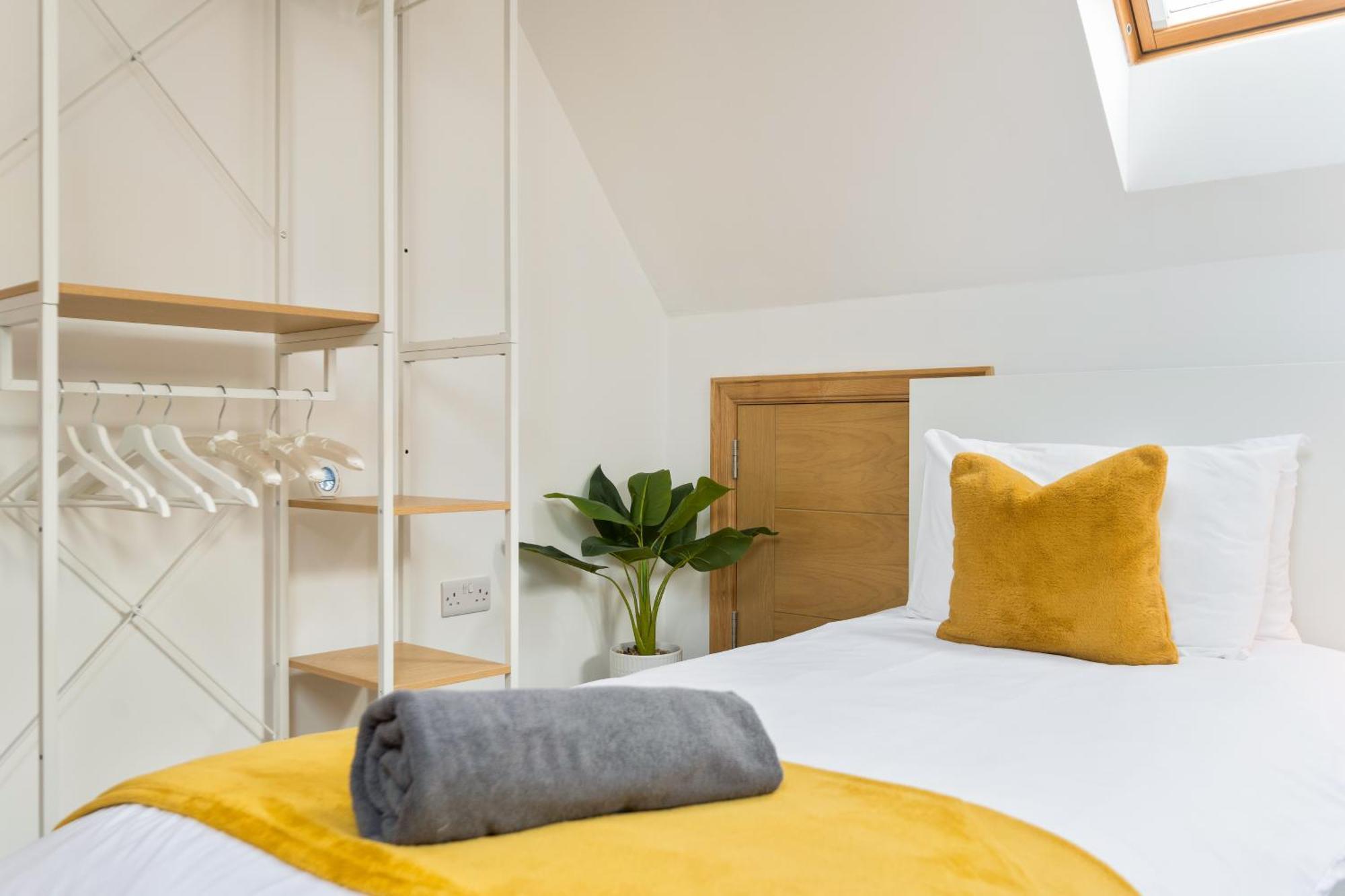 Large, Newly Renovated, Three Bedroom Town Centre Split Level Apartment With Free Parking, Sleeps Seven - Walking Distance To Beach Bournemouth Esterno foto