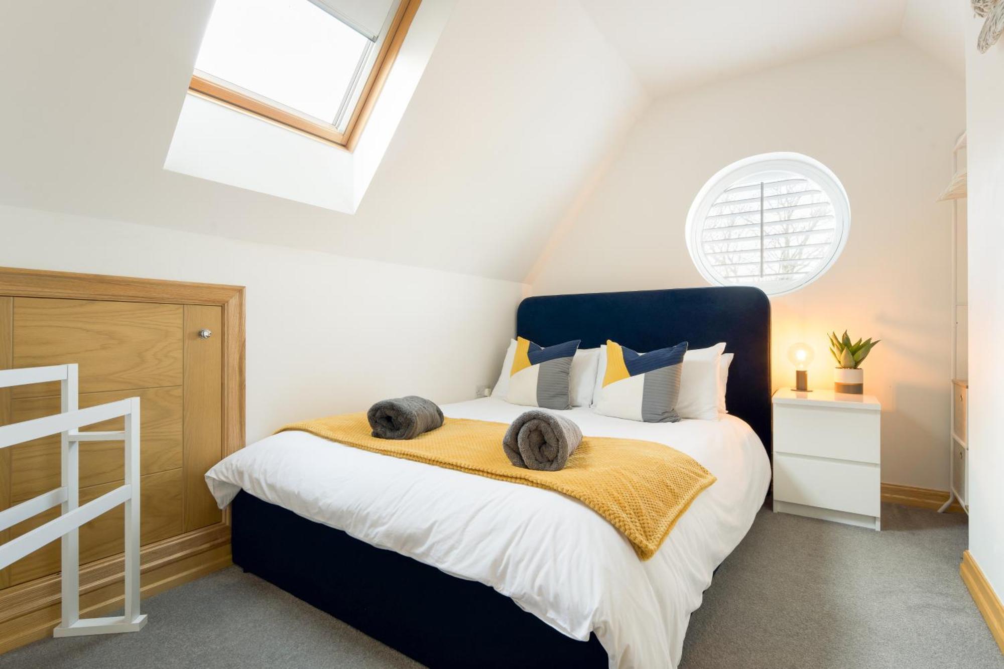 Large, Newly Renovated, Three Bedroom Town Centre Split Level Apartment With Free Parking, Sleeps Seven - Walking Distance To Beach Bournemouth Esterno foto