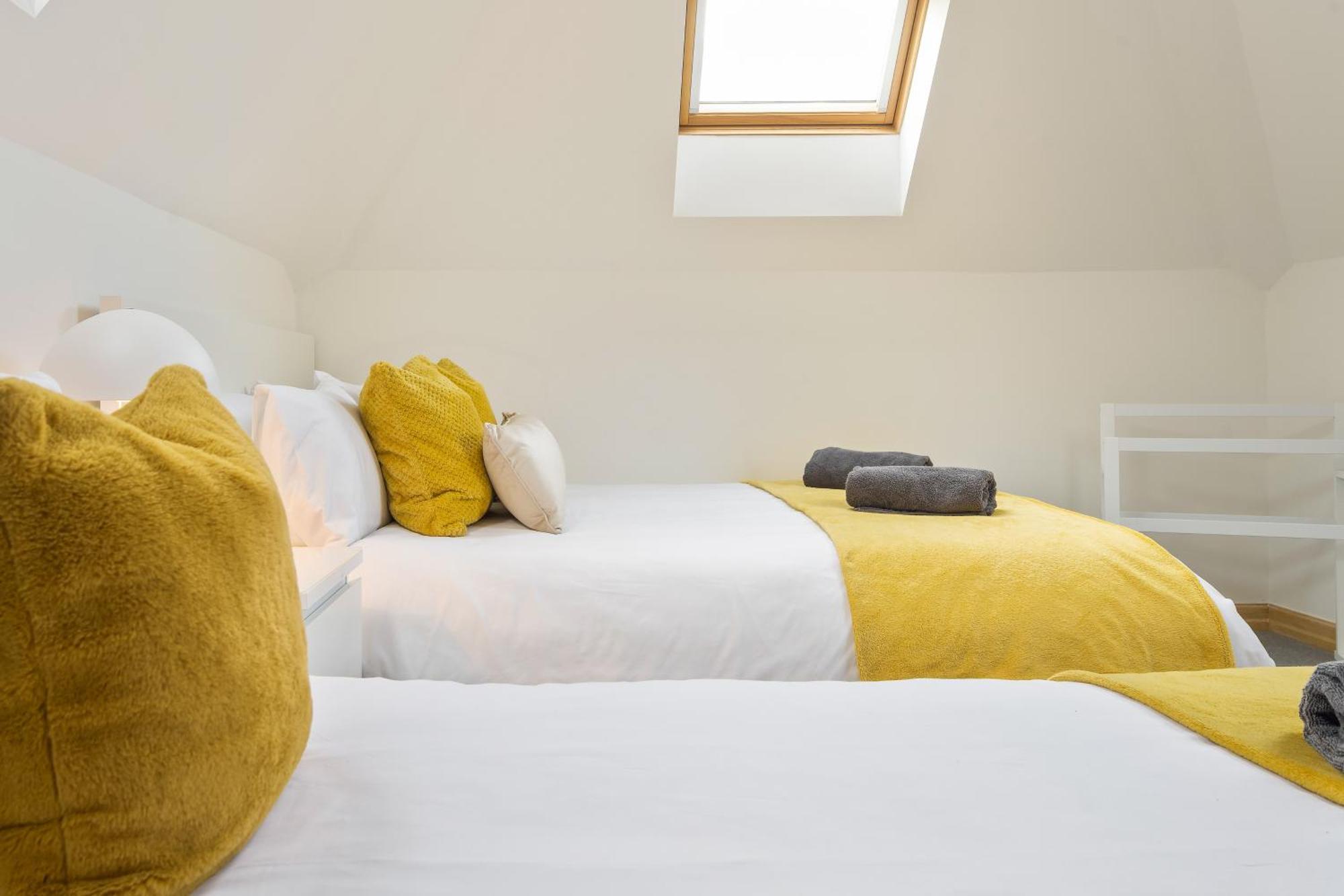 Large, Newly Renovated, Three Bedroom Town Centre Split Level Apartment With Free Parking, Sleeps Seven - Walking Distance To Beach Bournemouth Esterno foto