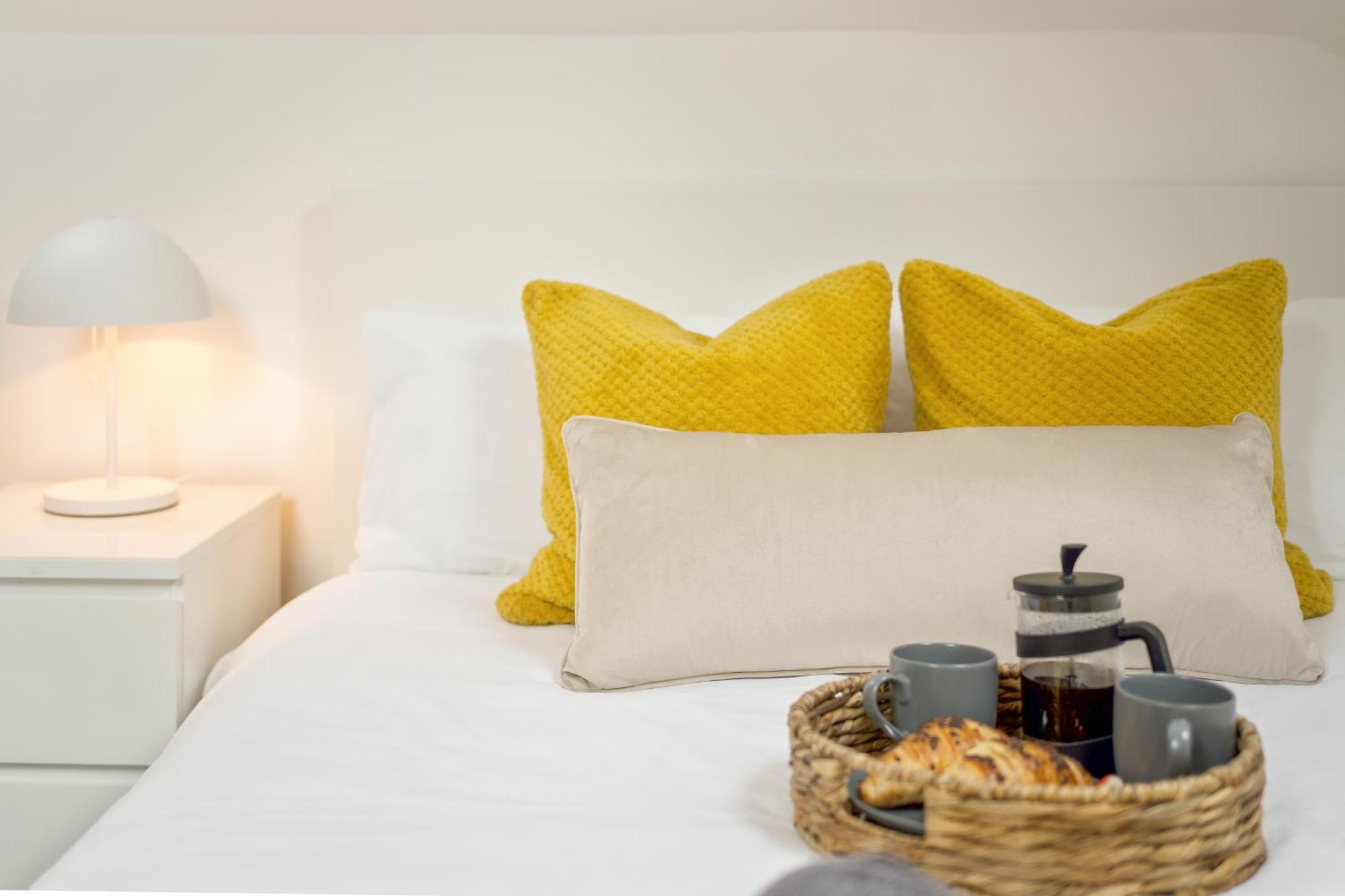 Large, Newly Renovated, Three Bedroom Town Centre Split Level Apartment With Free Parking, Sleeps Seven - Walking Distance To Beach Bournemouth Esterno foto