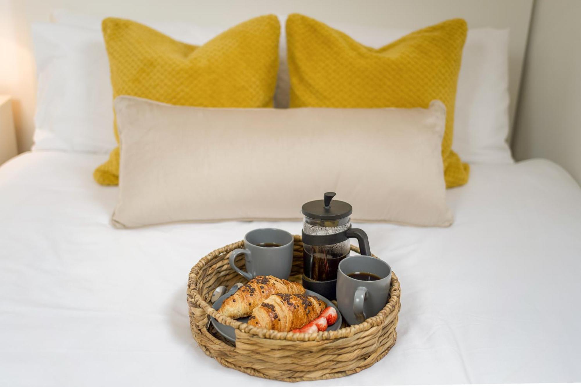 Large, Newly Renovated, Three Bedroom Town Centre Split Level Apartment With Free Parking, Sleeps Seven - Walking Distance To Beach Bournemouth Esterno foto