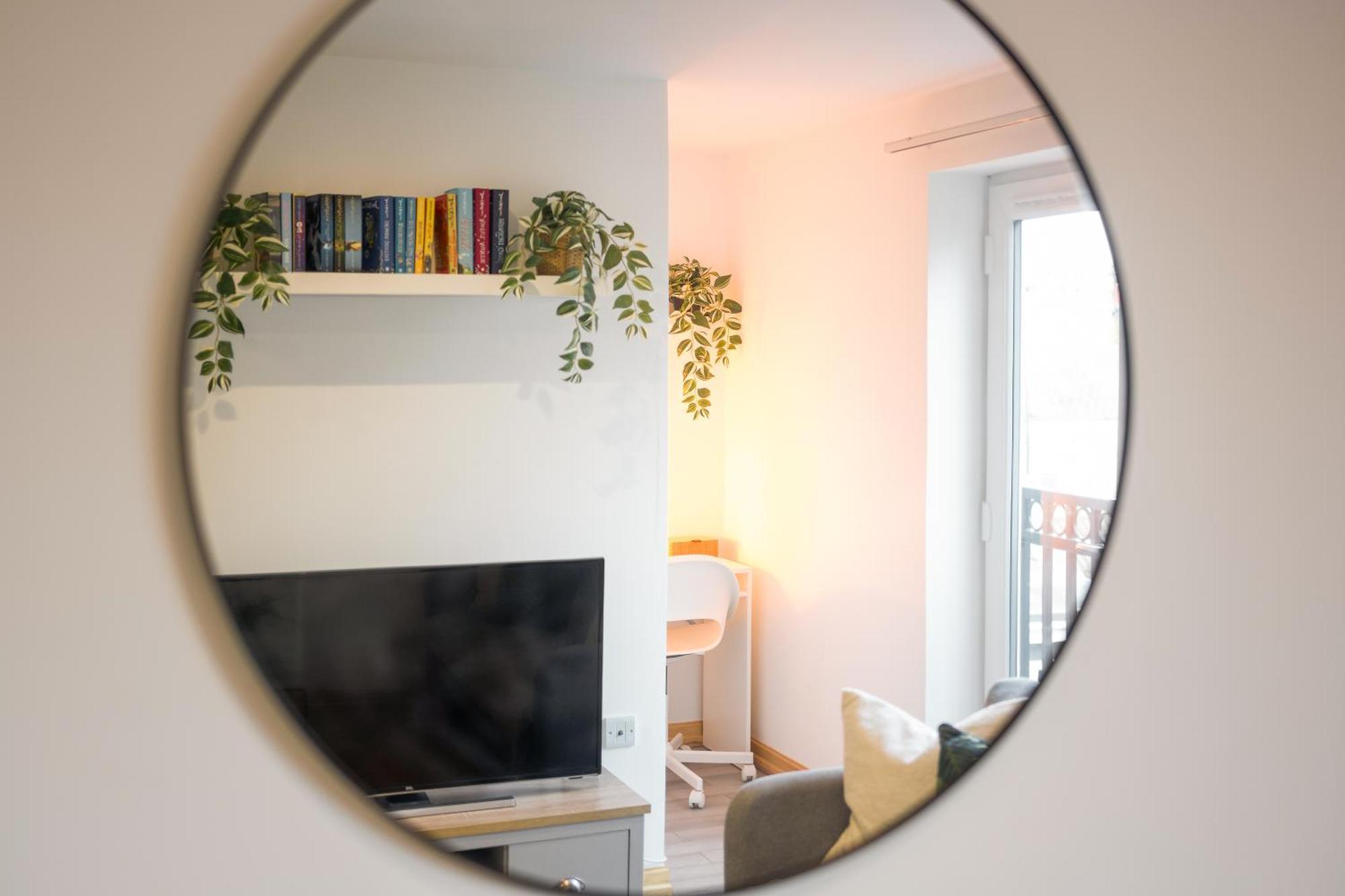 Large, Newly Renovated, Three Bedroom Town Centre Split Level Apartment With Free Parking, Sleeps Seven - Walking Distance To Beach Bournemouth Esterno foto