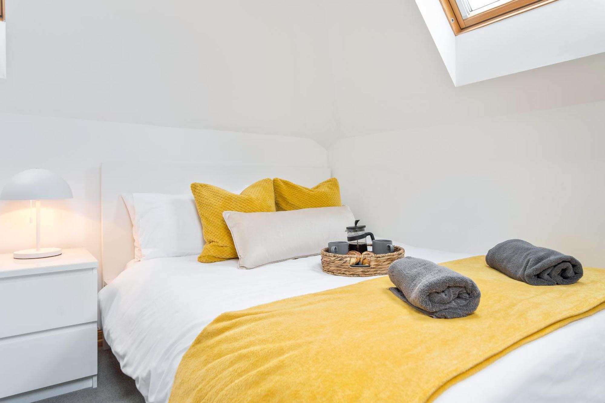 Large, Newly Renovated, Three Bedroom Town Centre Split Level Apartment With Free Parking, Sleeps Seven - Walking Distance To Beach Bournemouth Esterno foto