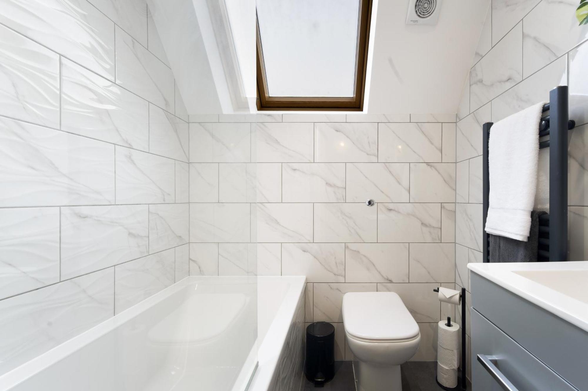 Large, Newly Renovated, Three Bedroom Town Centre Split Level Apartment With Free Parking, Sleeps Seven - Walking Distance To Beach Bournemouth Esterno foto